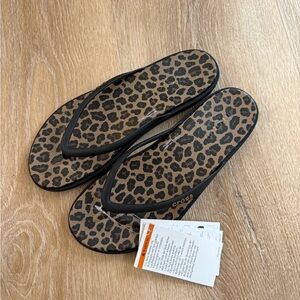 NWT CROCS Miami Round Toe Animal Flip Sandals W7 Leopard black